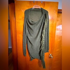 Dark green smock, one size. Buttons on both sides for multiple ways to wear.